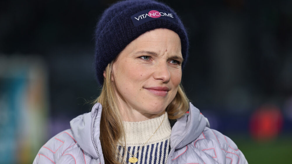 Tabea Kemme in Portraitansicht. Die Expertin war Opfer von Angriffen auf Social Media nach dem Spiel des FC Bayern.