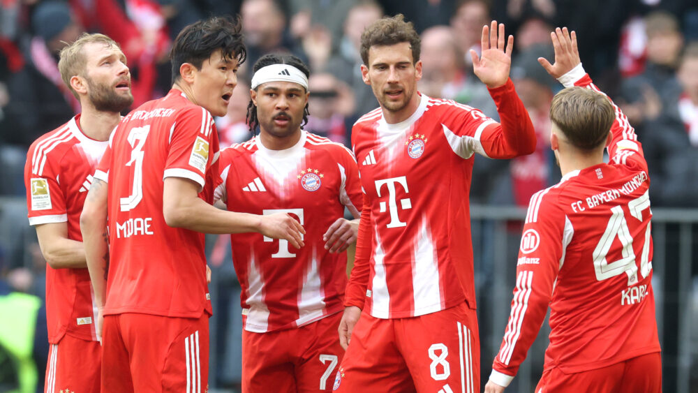 Serge Gnabry und Leon Goretzka feiern mit den Teamkollegen vom FC Bayern ein Tor.