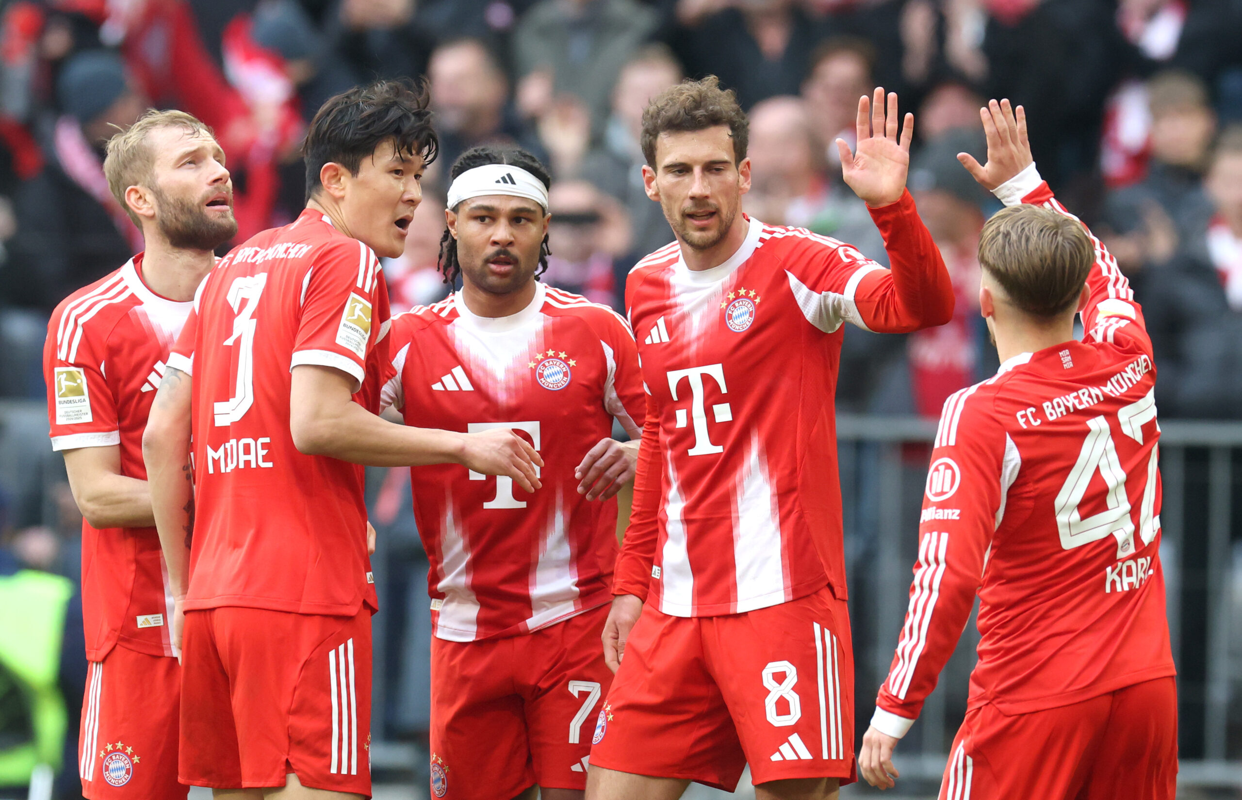 Serge Gnabry und Leon Goretzka feiern mit den Teamkollegen vom FC Bayern ein Tor.
