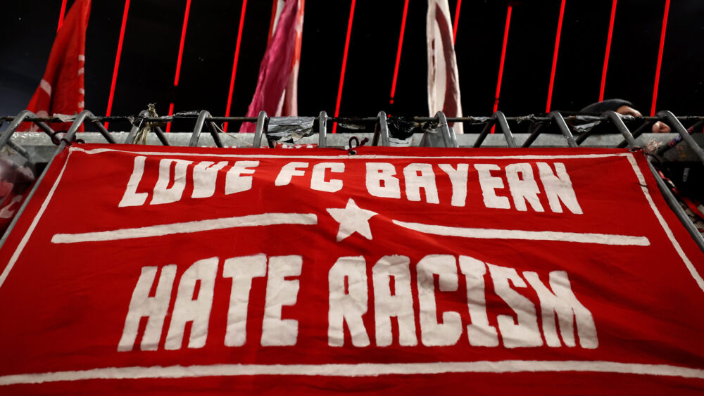 Ein Banner im Stadion: "Love FC Bayern. Hate Racism."