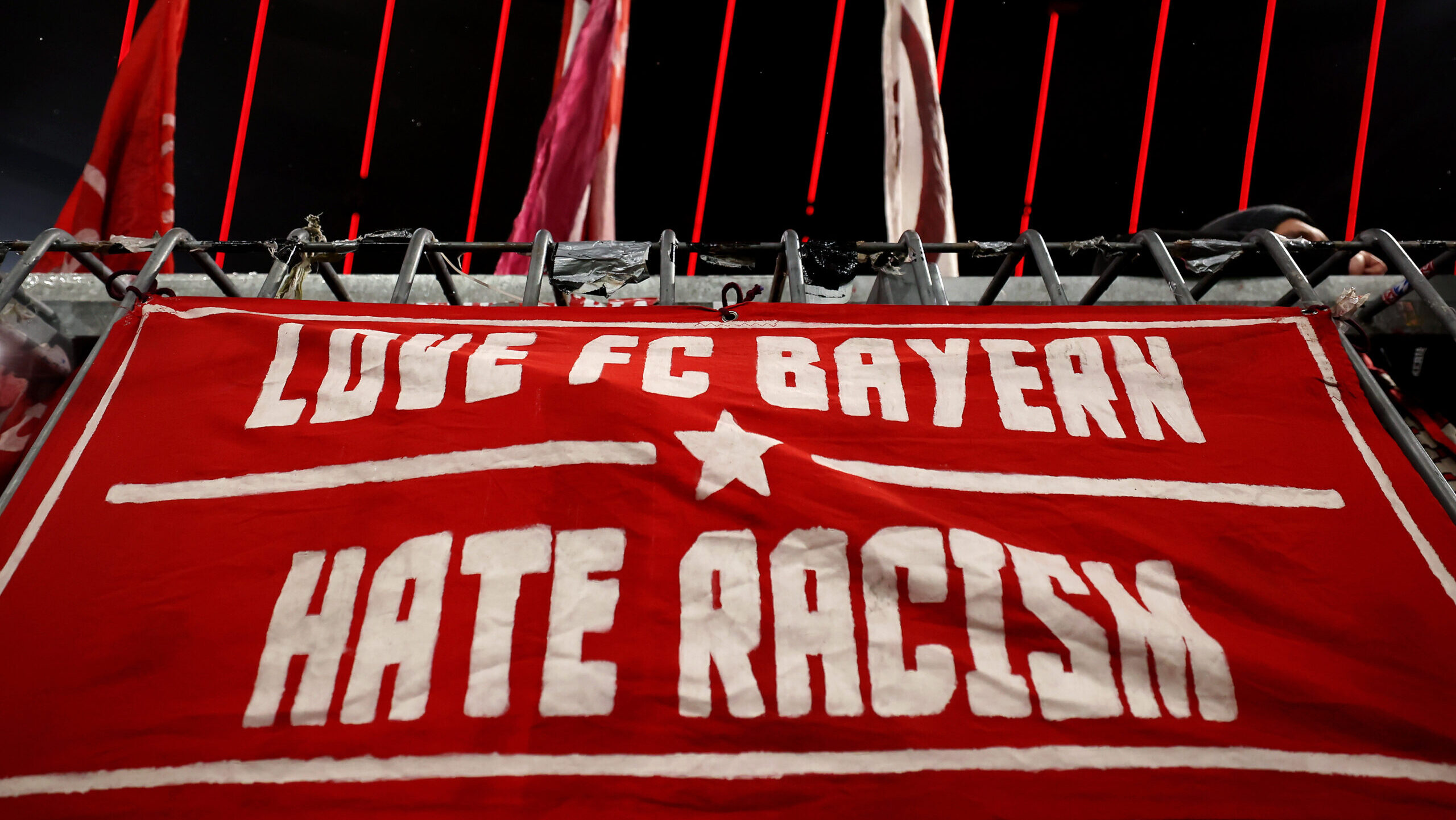 Ein Banner im Stadion: "Love FC Bayern. Hate Racism."