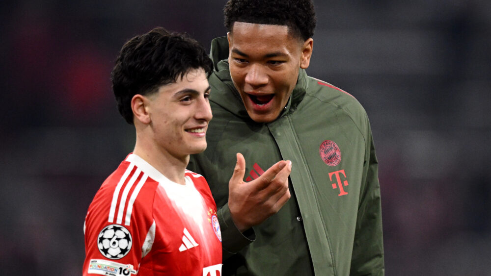 Deniz Ofli im Gespräch mit Leonard Prescott nach dem CL-Spiel des FC Bayern gegen Atalanta