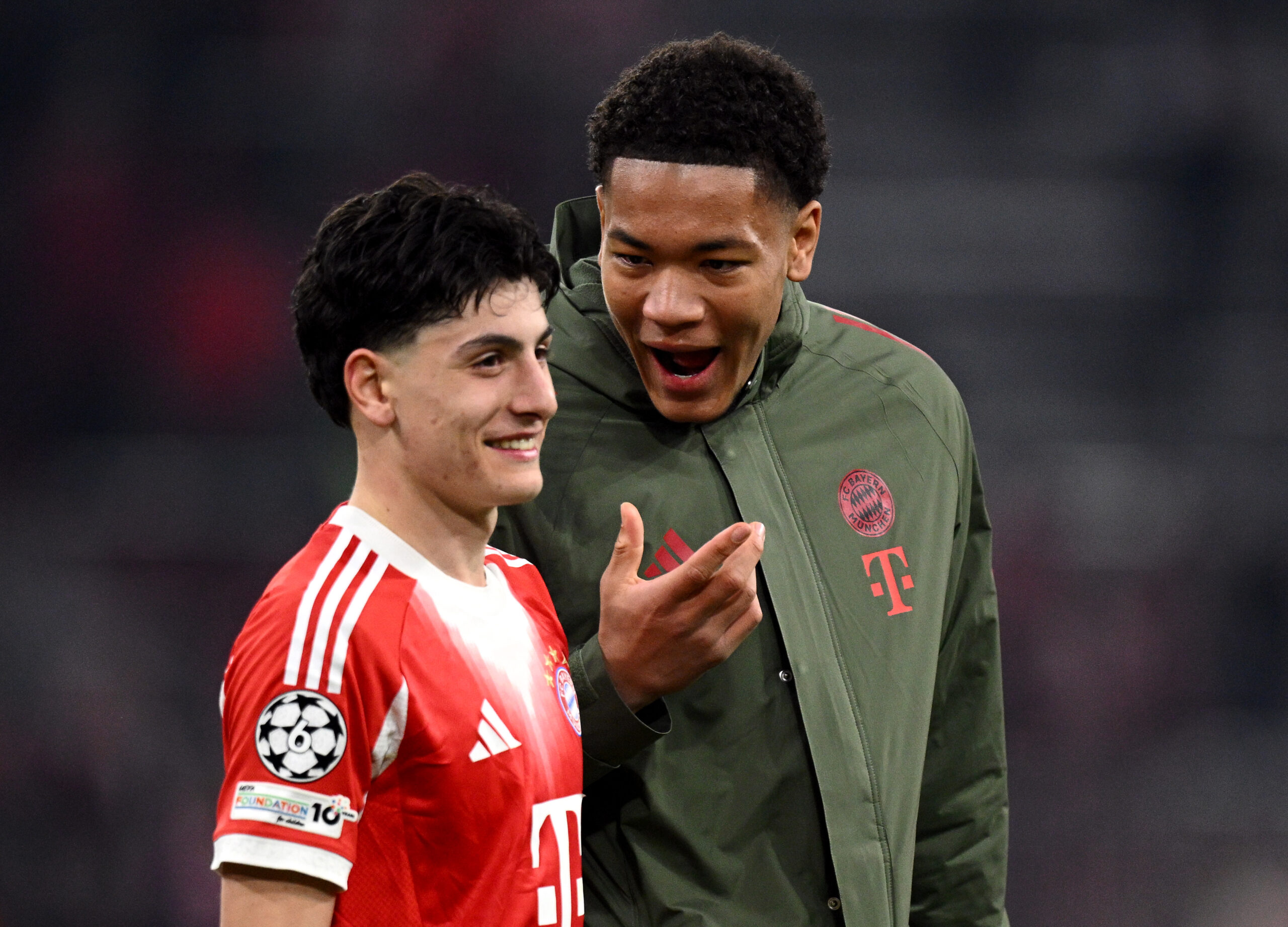 Deniz Ofli im Gespräch mit Leonard Prescott nach dem CL-Spiel des FC Bayern gegen Atalanta