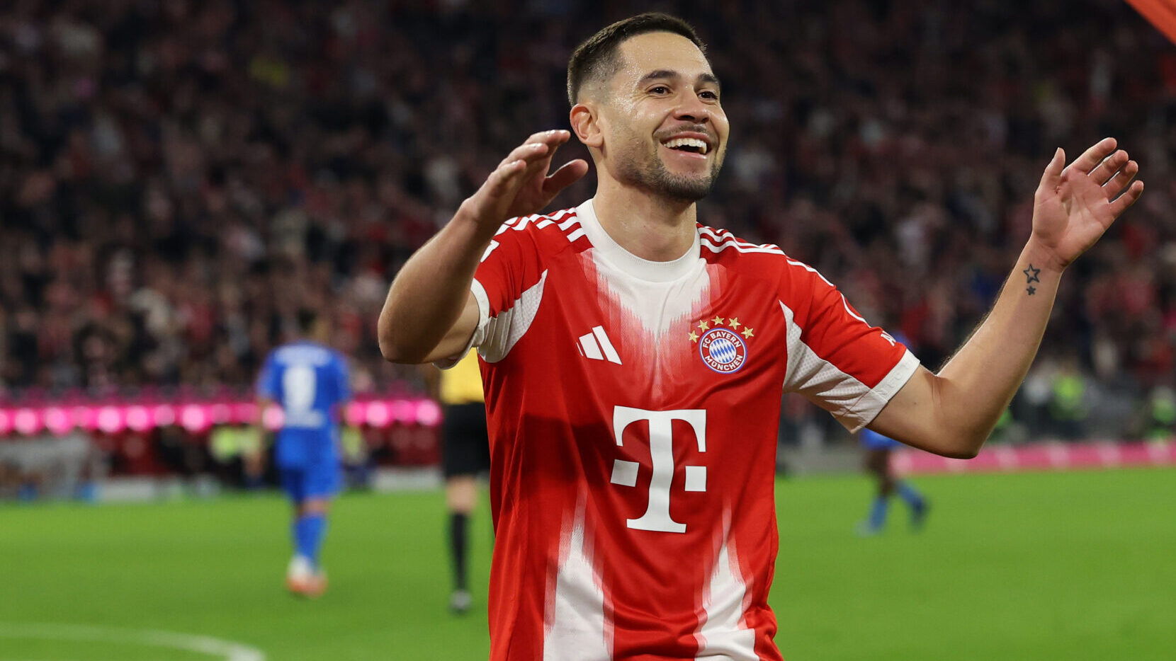 Raphaël Guerreiro (FC Bayern) jubelt über ein Tor.