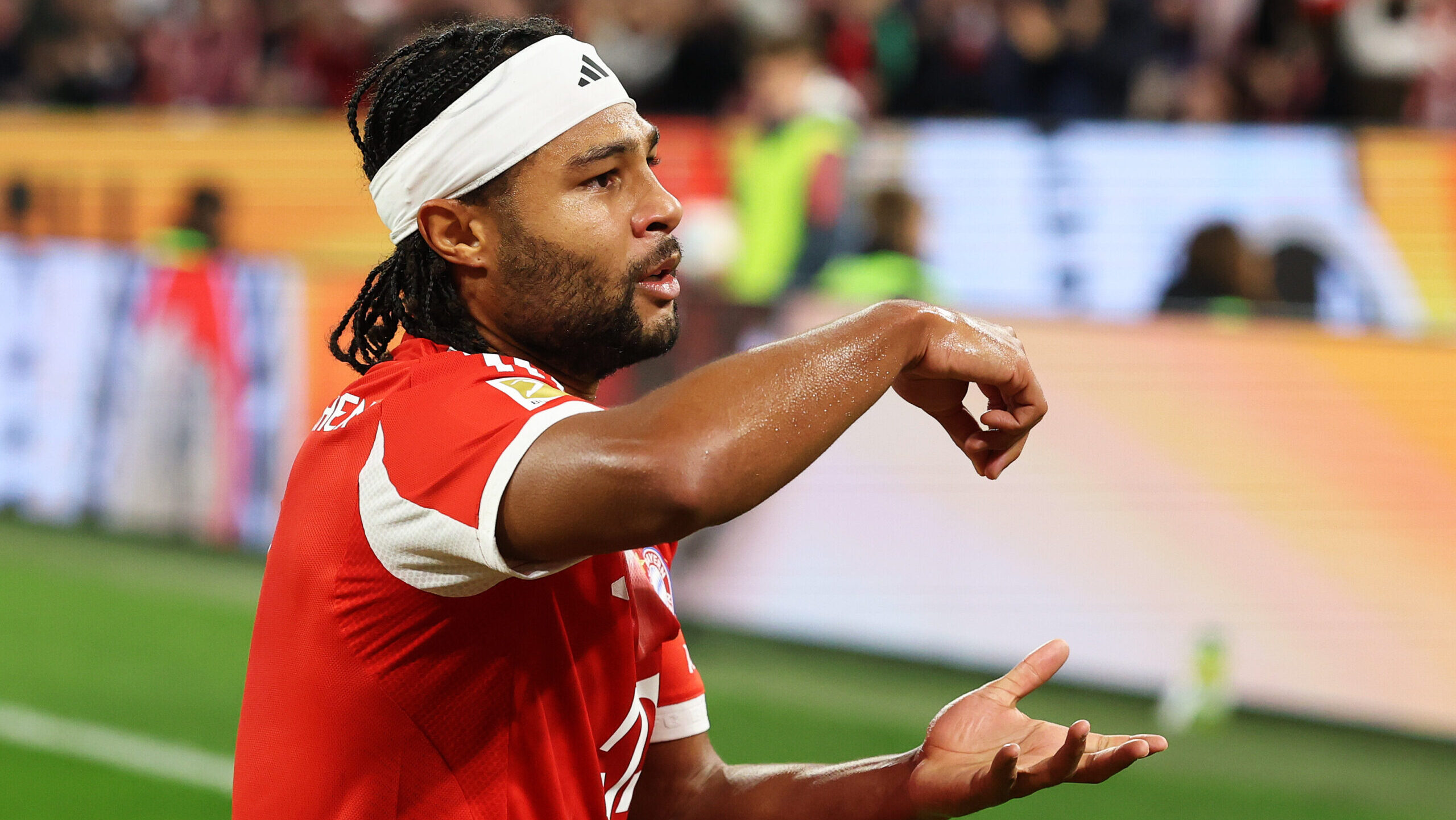 Serge Gnabry mit seiner berühmten Jubelgeste beim FC Bayern. Er rührt mit der einen Hand, während er die andere darunter hält. Als würde er mit einem Löffel in einem Topf rühren.