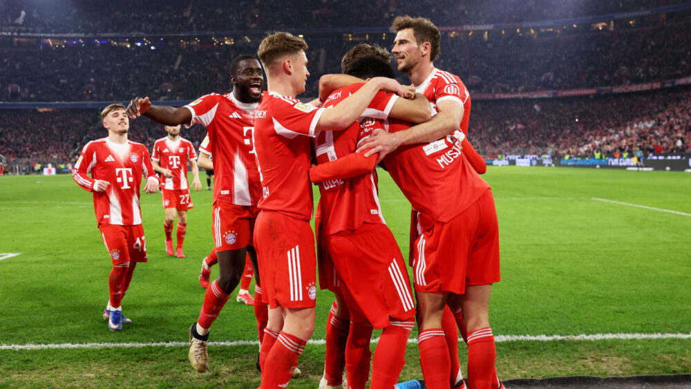 Die Spieler des FC Bayern jubeln über ein Tor gegen Borussia Mönchengladbach und umarmen sich.