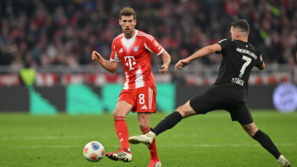 Leon Goretzka (FC Bayern) spielt einen Pass gegen Borussia Mönchengladbach.