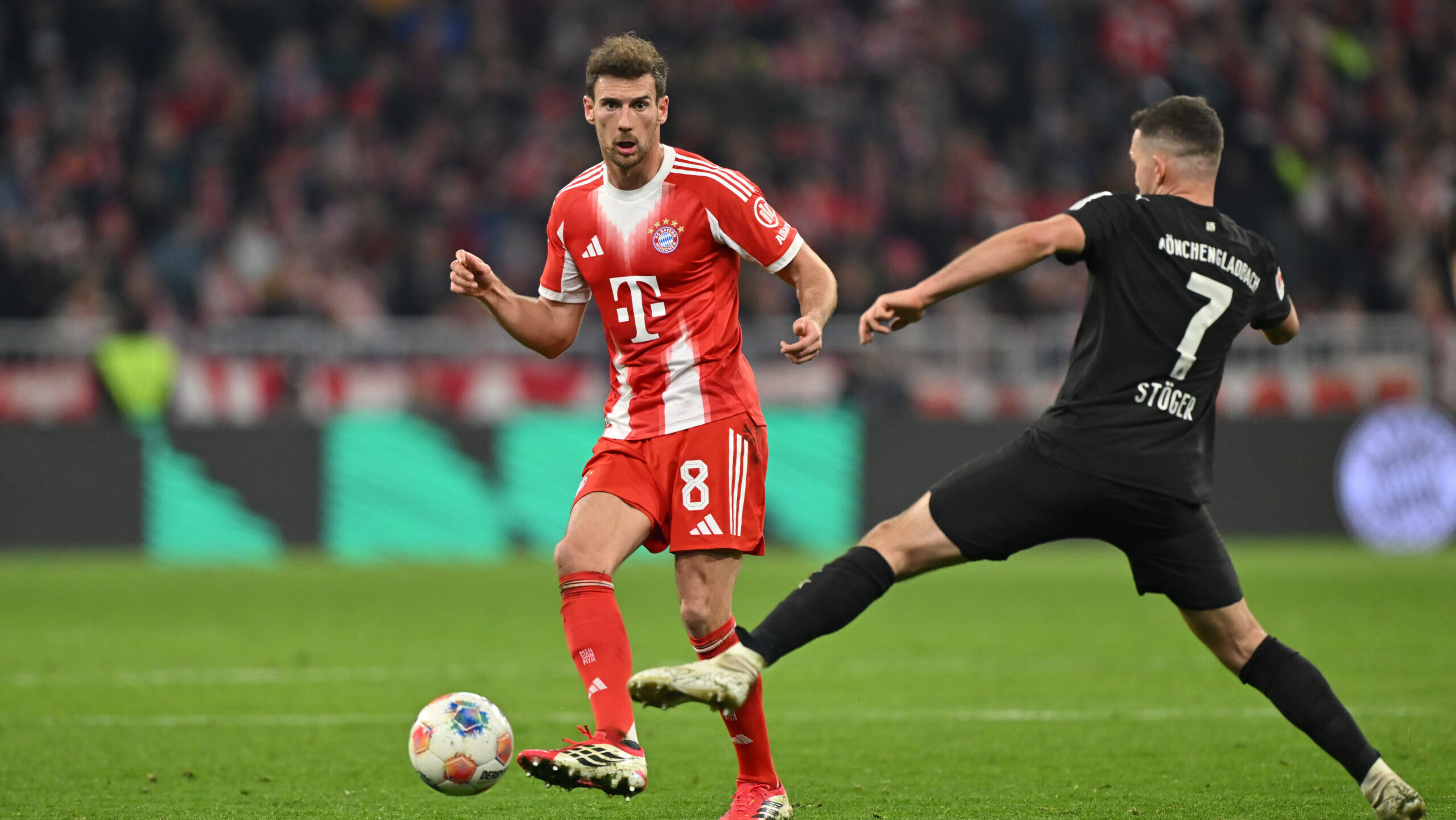 Leon Goretzka (FC Bayern) spielt einen Pass gegen Borussia Mönchengladbach.