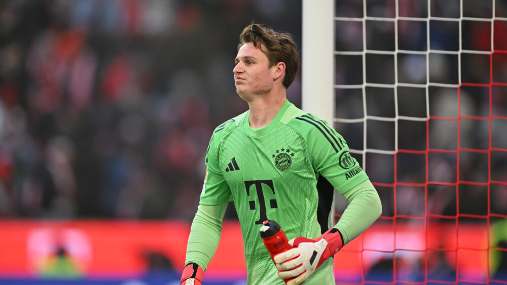 Jonas Urbig im grünen Trikot des FC Bayern.