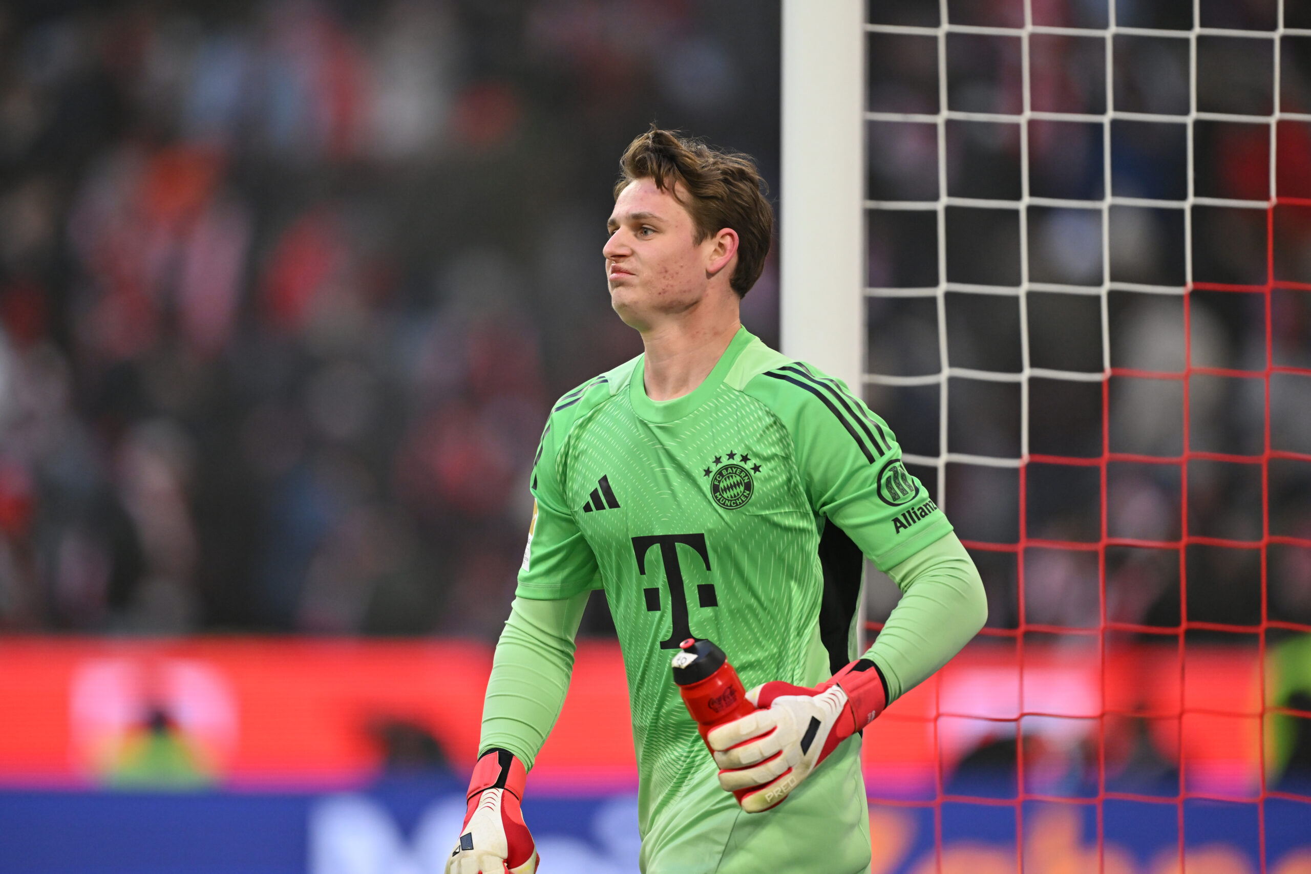 Jonas Urbig im grünen Trikot des FC Bayern.