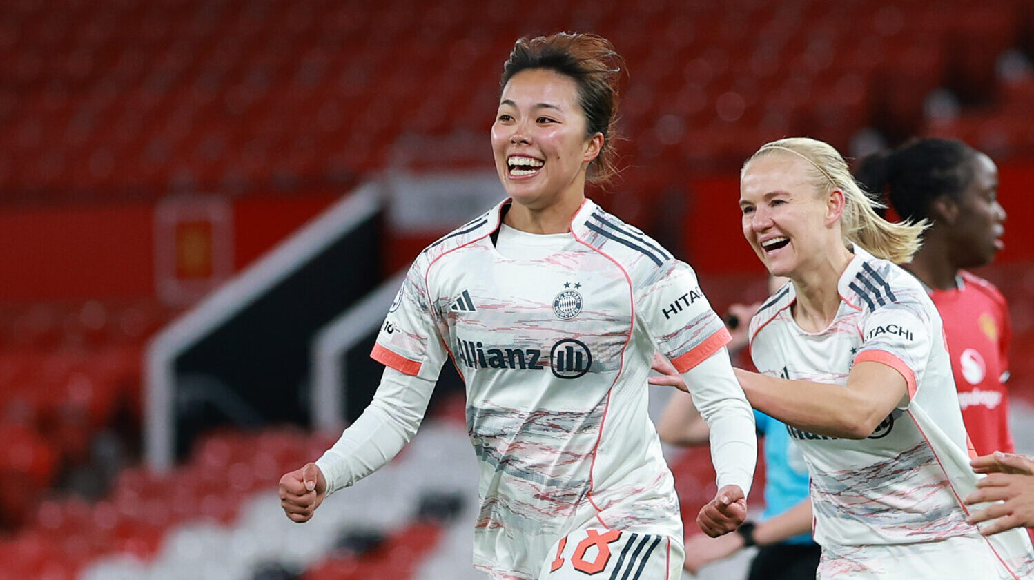 Momoko Tanikawa jubelt über ihr Tor für den FC Bayern gegen Manchester United.