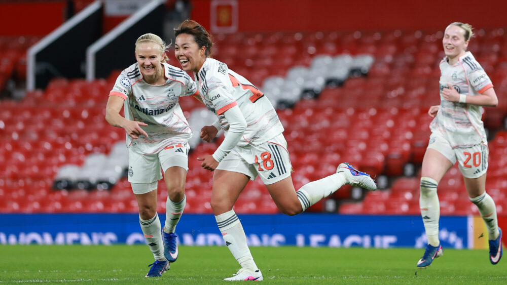 Momoko Tanikawa jubelt mit ihren Teamkolleginnen vom FC Bayern.