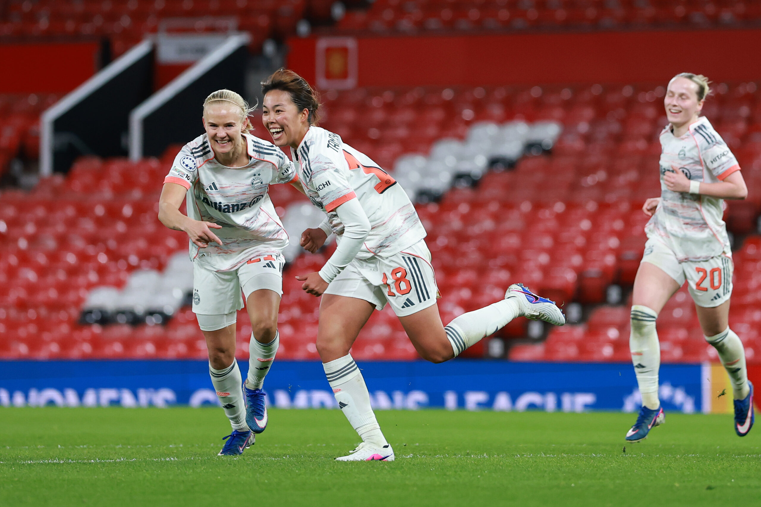 Momoko Tanikawa jubelt mit ihren Teamkolleginnen vom FC Bayern.