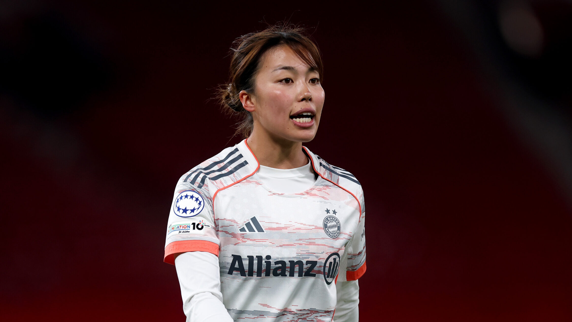 Momoko Tanikawa in der Portraitansicht im weißen Trikot des FC Bayern.
