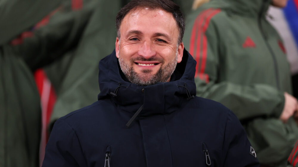 José Barcala, Trainer der FC Bayern Frauen, lächelt.
