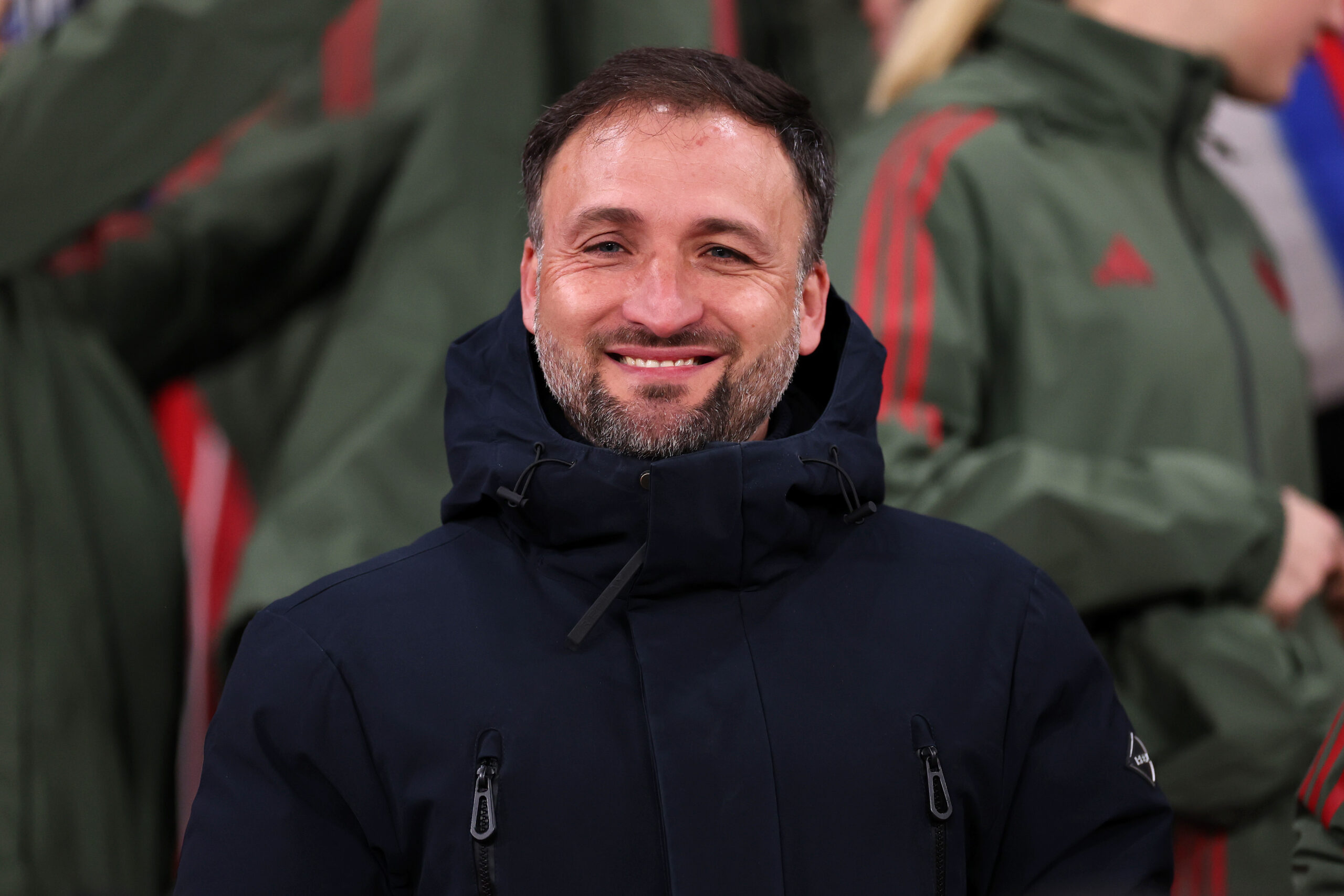 José Barcala, Trainer der FC Bayern Frauen, lächelt.