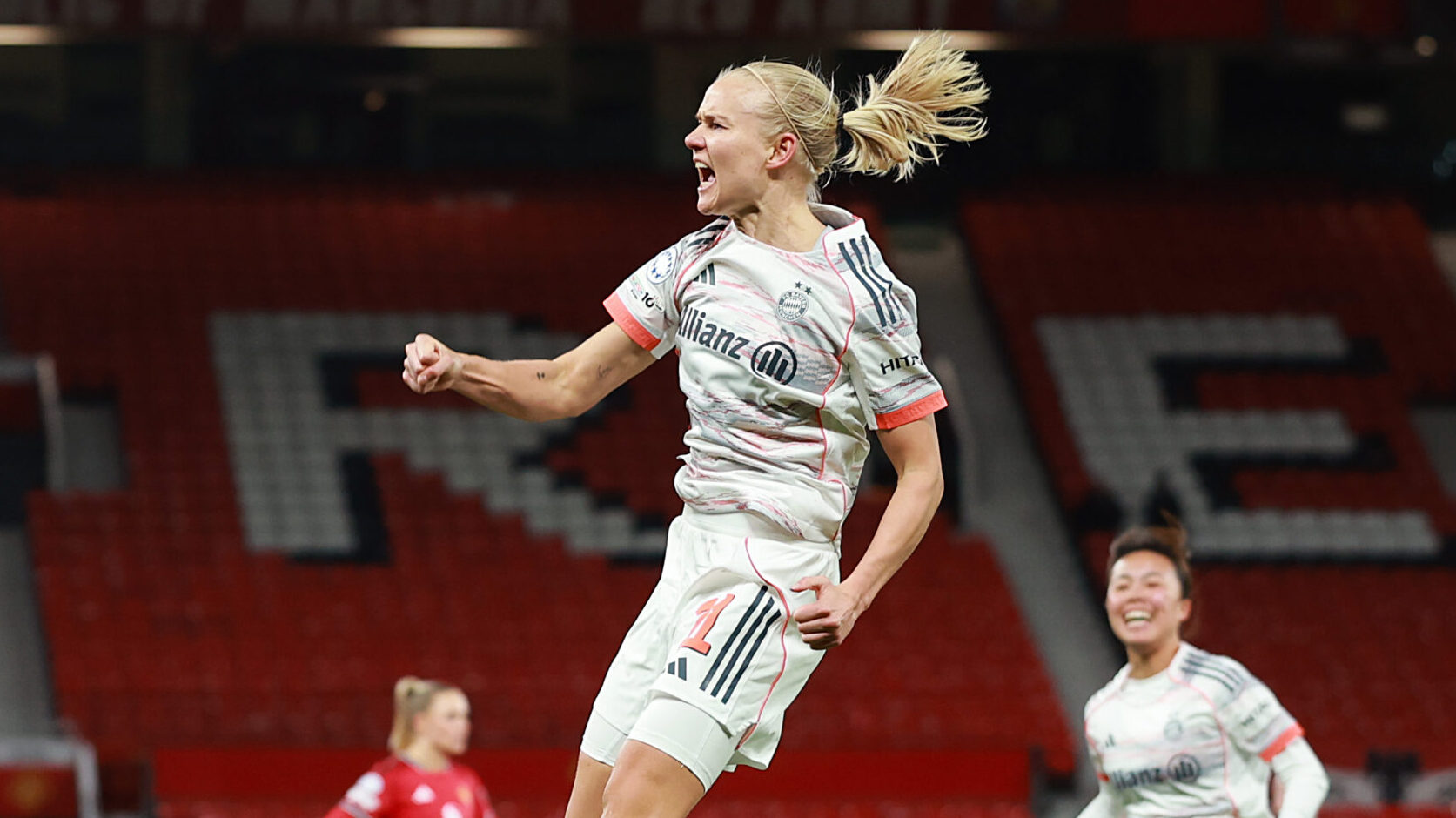 Pernille Harder jubelt springend für den FC Bayern und ballt die Faust.