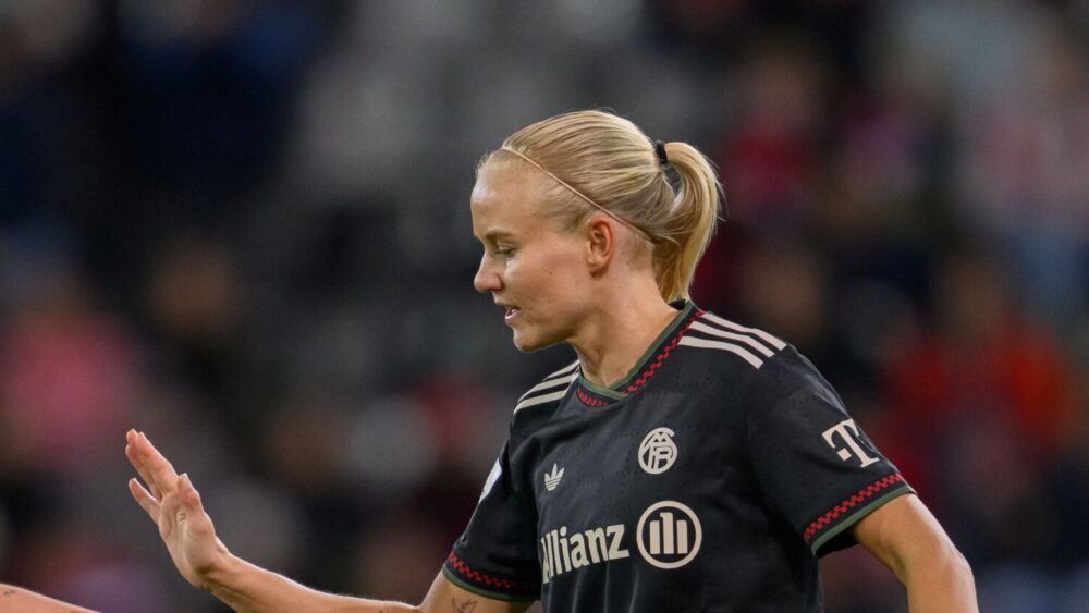 Pernille Harder (FC Bayern München) jubelt mit Georgia Stanway