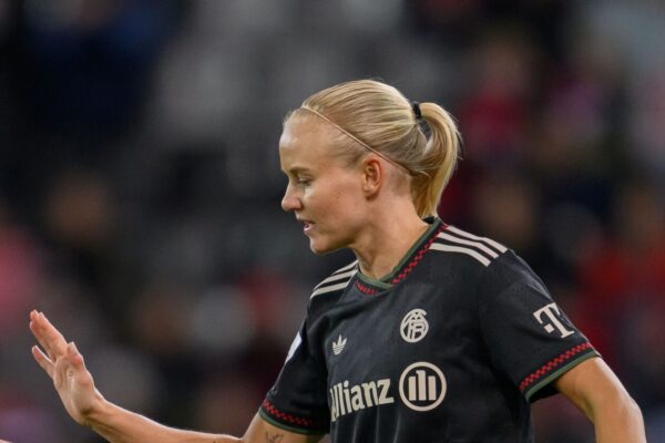 Pernille Harder (FC Bayern München) jubelt mit Georgia Stanway