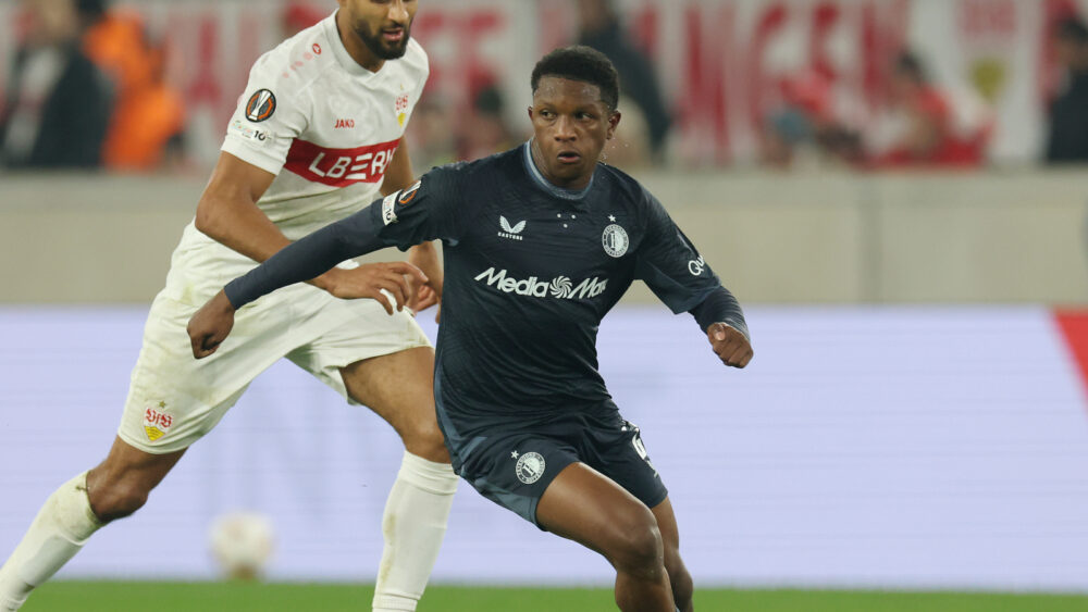 Givairo Read (Feyenoord) im Duell mit Josha Vagnoman vom VfB Stuttgart. Der Niederländer steht wohl im Fokus des FC Bayern.