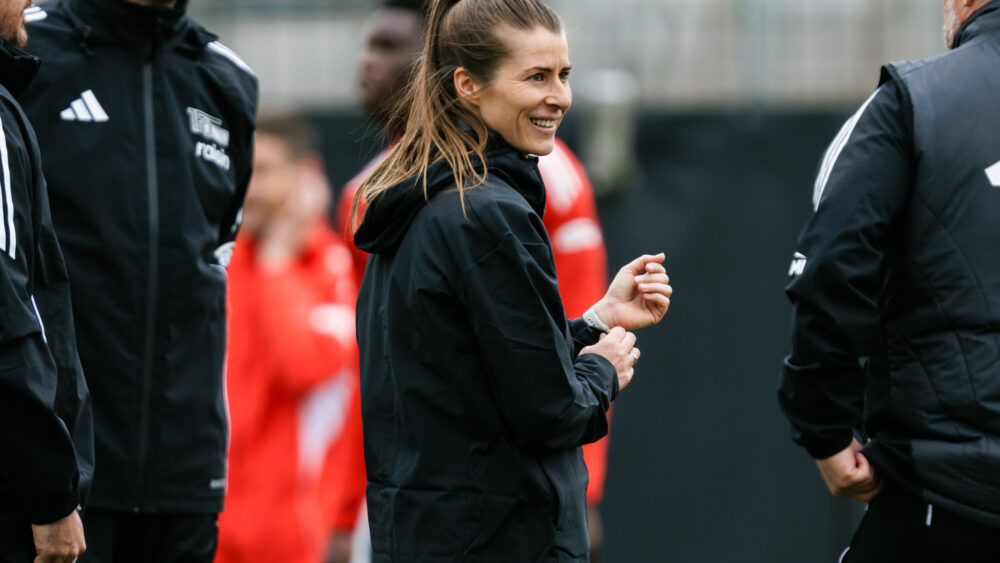 Marie-Louise Eta (Union Berlin) lächelt auf dem Trainingsplatz.