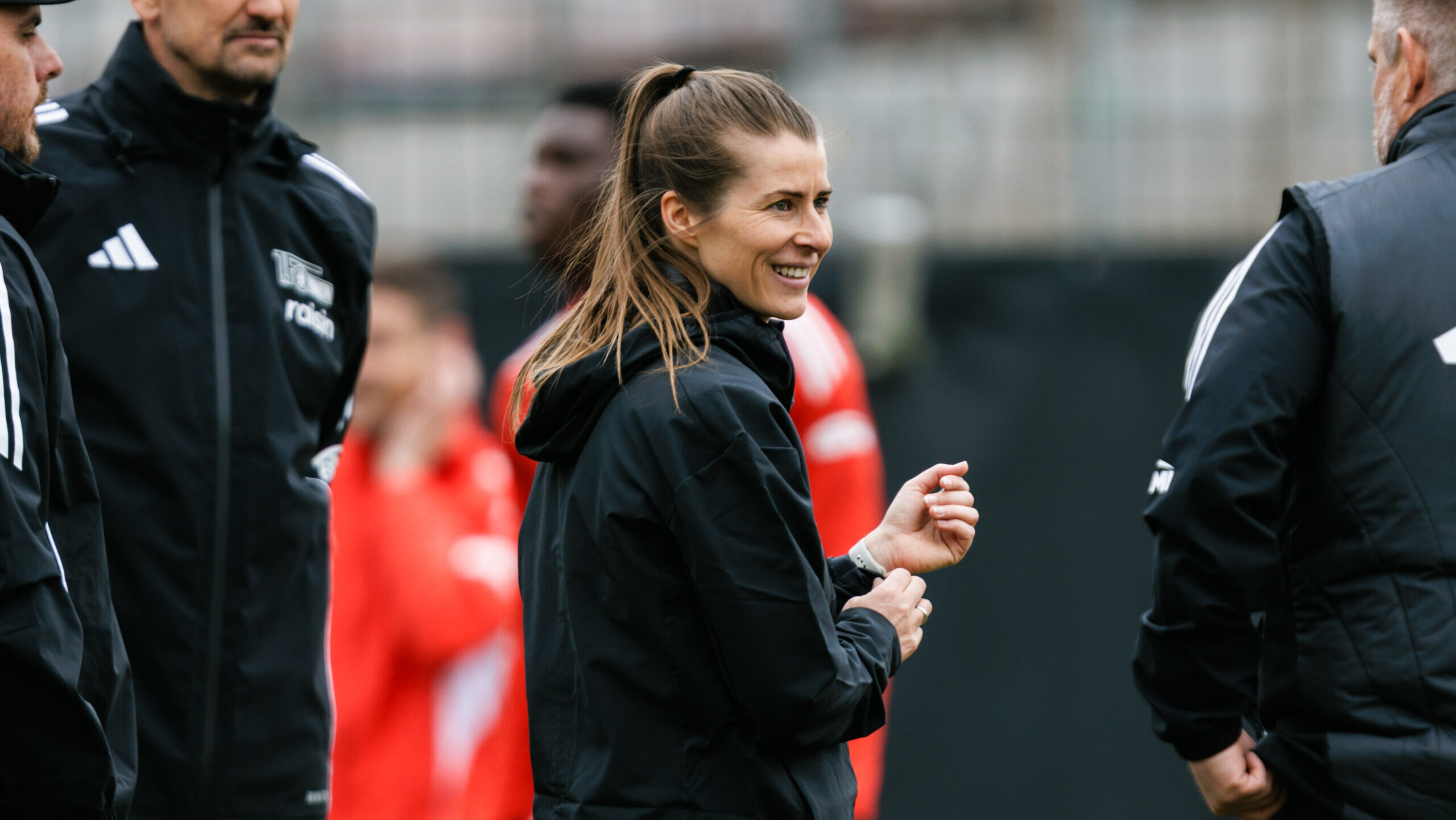 Marie-Louise Eta (Union Berlin) lächelt auf dem Trainingsplatz.