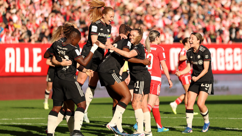 FC Bayern Frauen beim Torjubel nach der 1:0-Führung