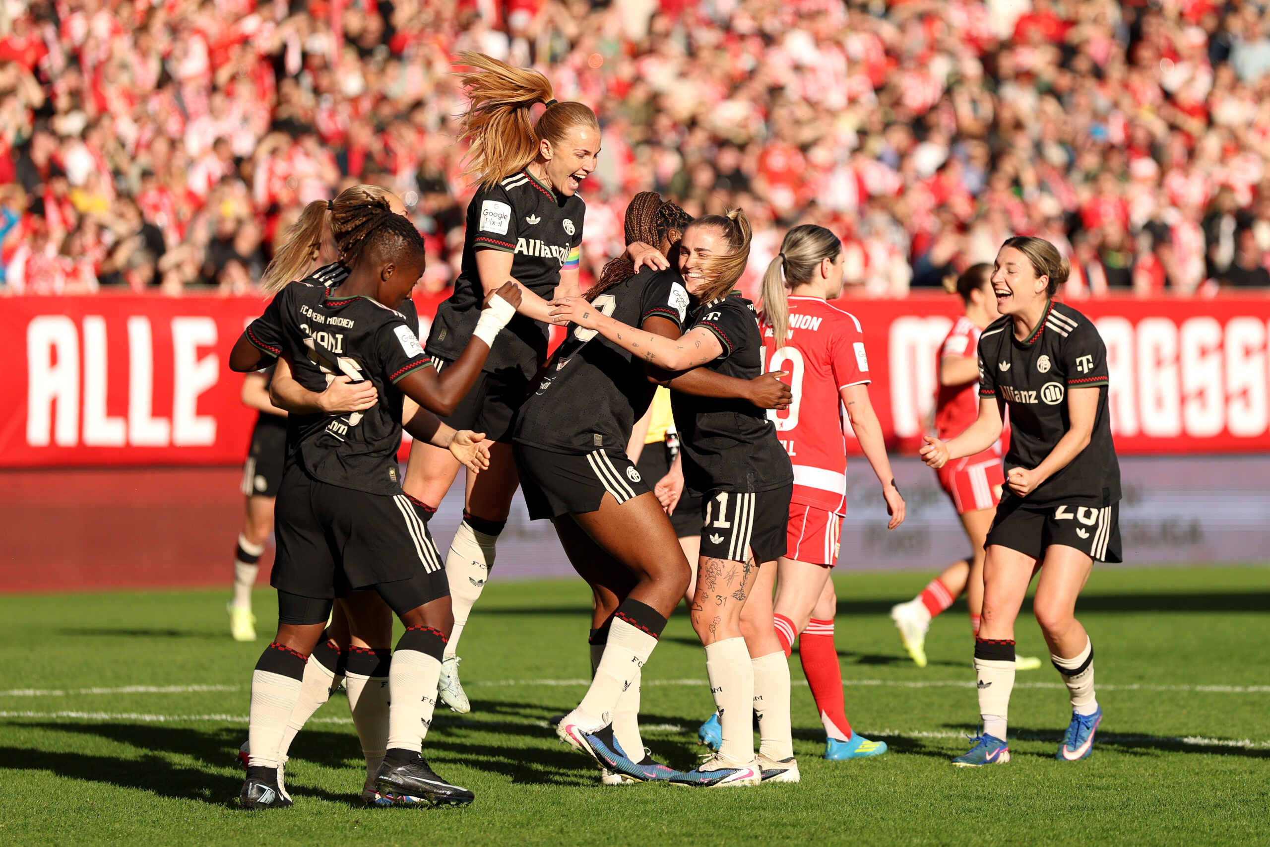FC Bayern Frauen beim Torjubel nach der 1:0-Führung