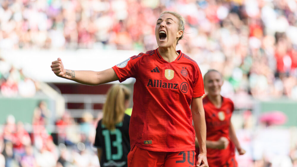 Carolin Simon jubelt im Trikot des FC Bayern