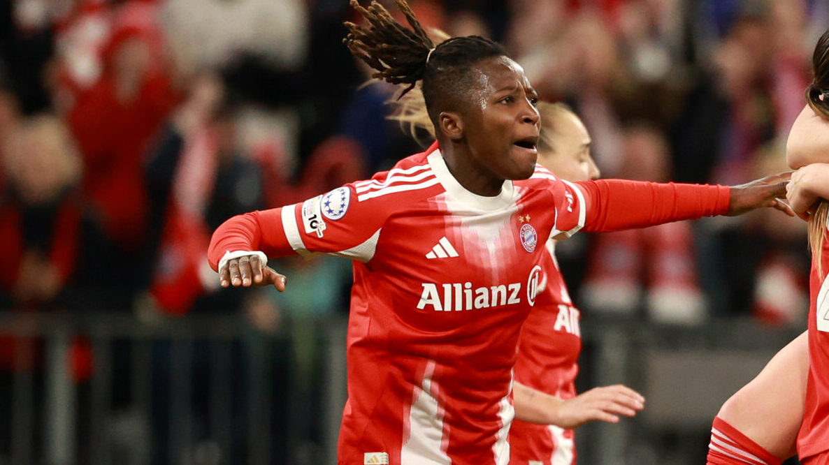 Bernadette Amani (FC Bayern) streckt die Arme zur Seite heraus und jubelt.