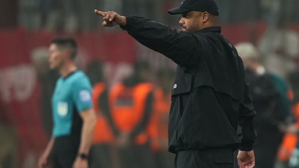 Vincent Kompany gibt dem FC Bayern mit nach vorn gestrecktem Arm Anweisungen an der Seitenlinie.