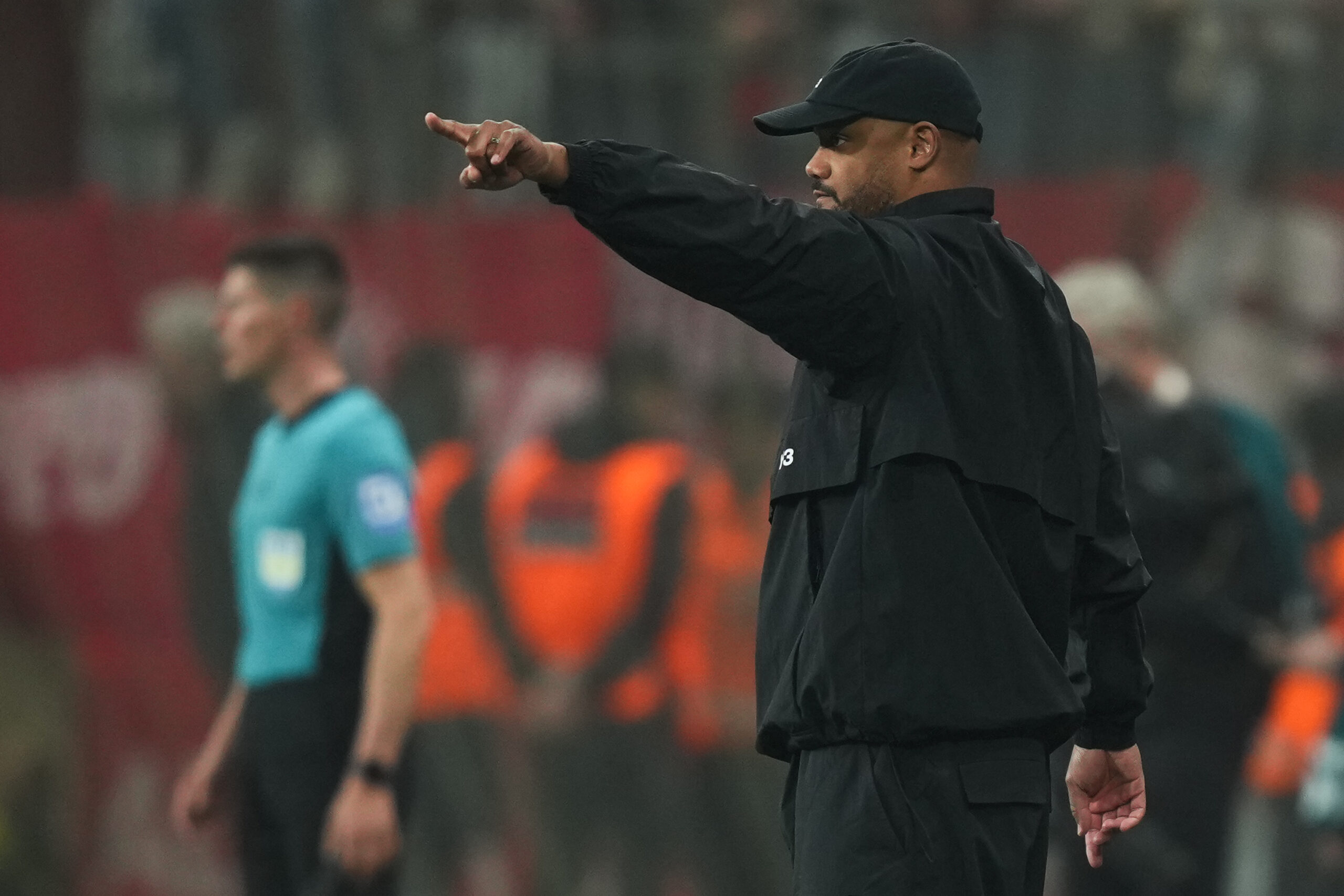 Vincent Kompany gibt dem FC Bayern mit nach vorn gestrecktem Arm Anweisungen an der Seitenlinie.