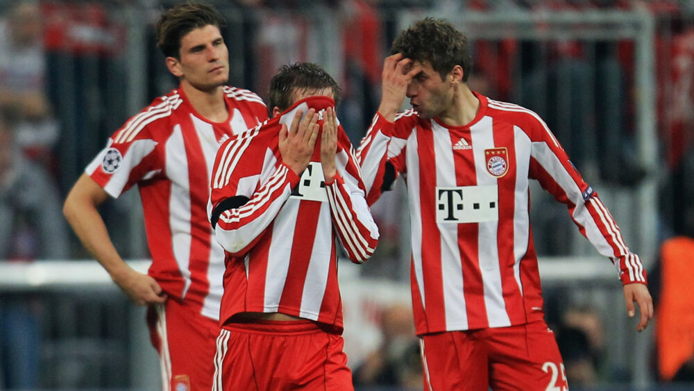 FC Bayern: Drei enttäuschte Spieler 2011 nach der Niederlage in der Champions League gegen Inter Mailand.
