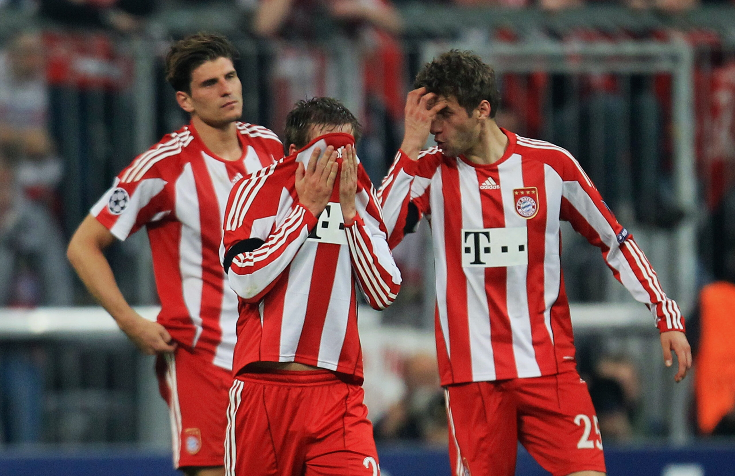 FC Bayern: Drei enttäuschte Spieler 2011 nach der Niederlage in der Champions League gegen Inter Mailand.