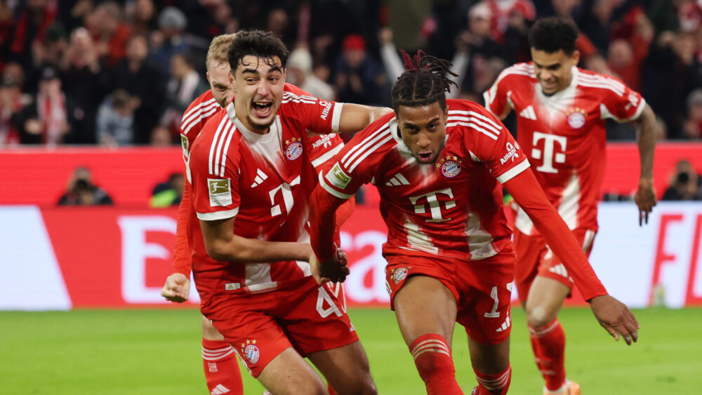 Aleksandar Pavlovic und Michael Olise jubeln über ein Tor des FC Bayern gegen den BVB.