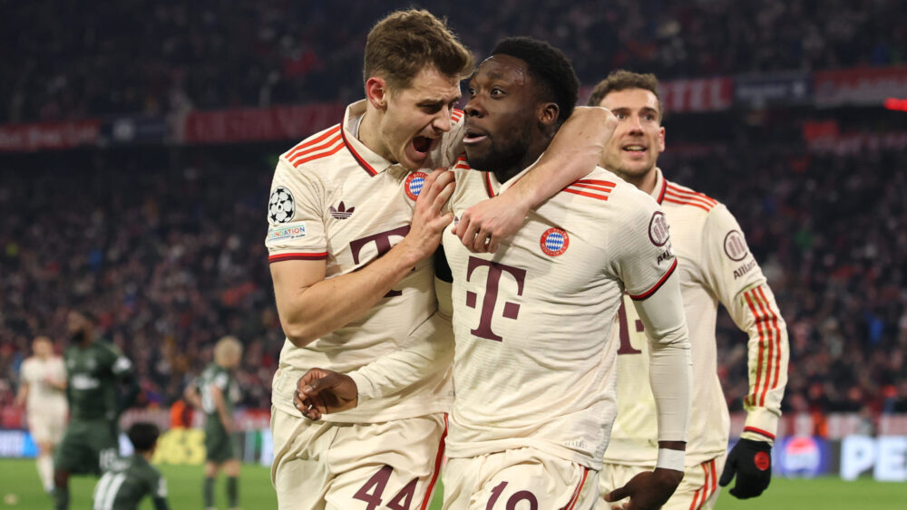 Josip Stanišić und Alphonso Davies jubeln im Trikot des FC Bayern