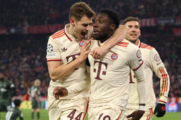 Josip Stanišić und Alphonso Davies jubeln im Trikot des FC Bayern