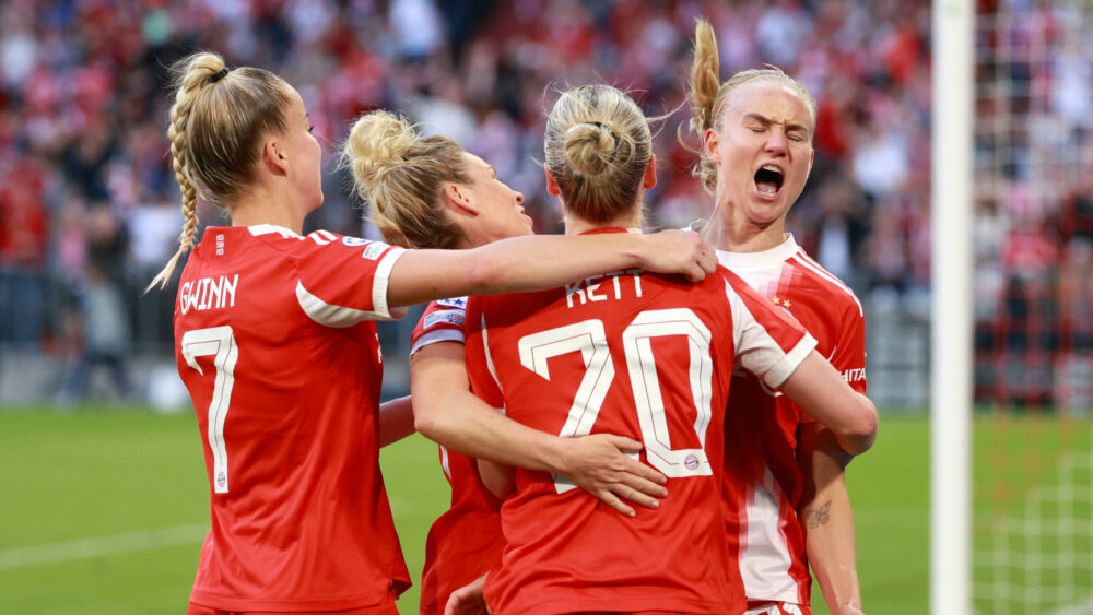 Die FC Bayern Frauen jubeln über ihr Tor gegen den FC Barcelona.