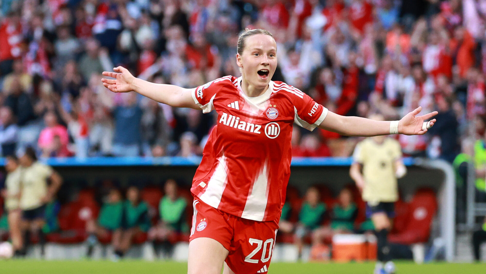 Franziska Kett jubelt über ihr Tor für die FC Bayern Frauen gegen den FC Barcelona.