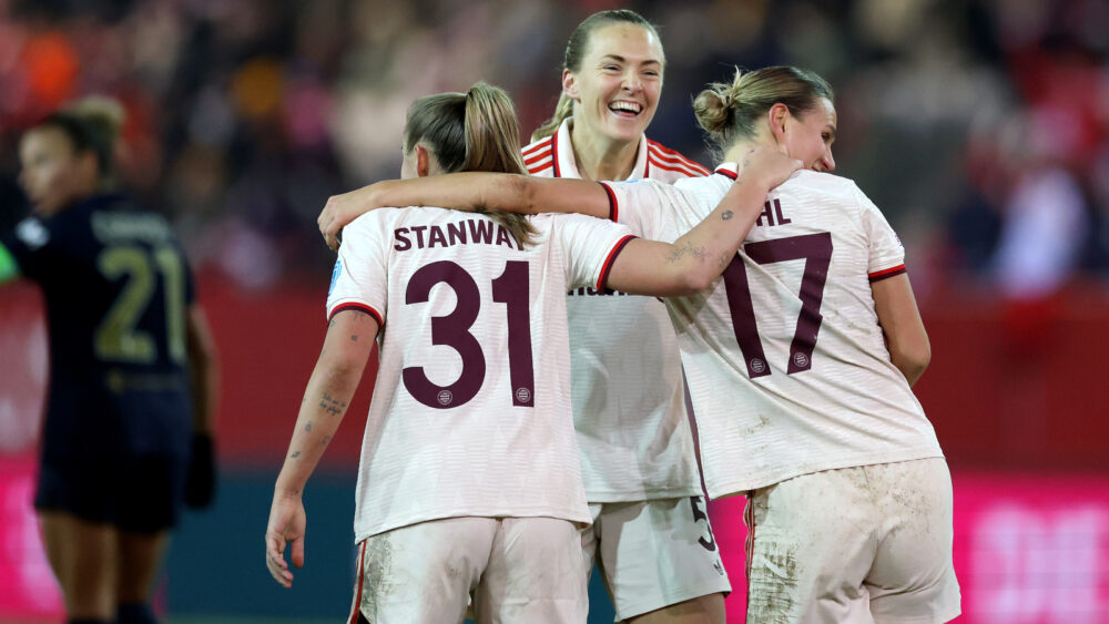 Magdalena Eriksson jubelt im Trikot des FC Bayern mit Stanway und Bühl.
