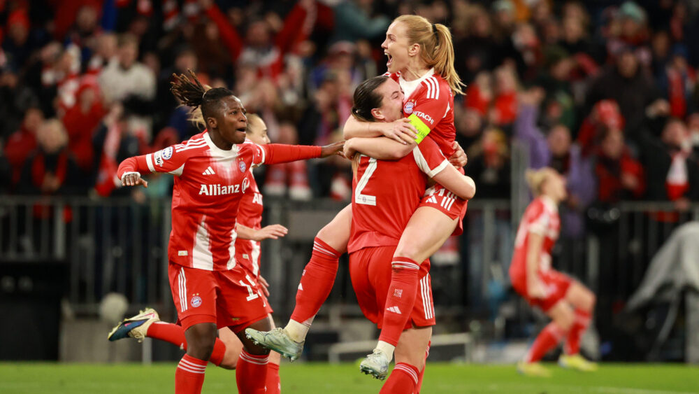 Die FC Bayern Frauen jubeln gegen Manchester United.