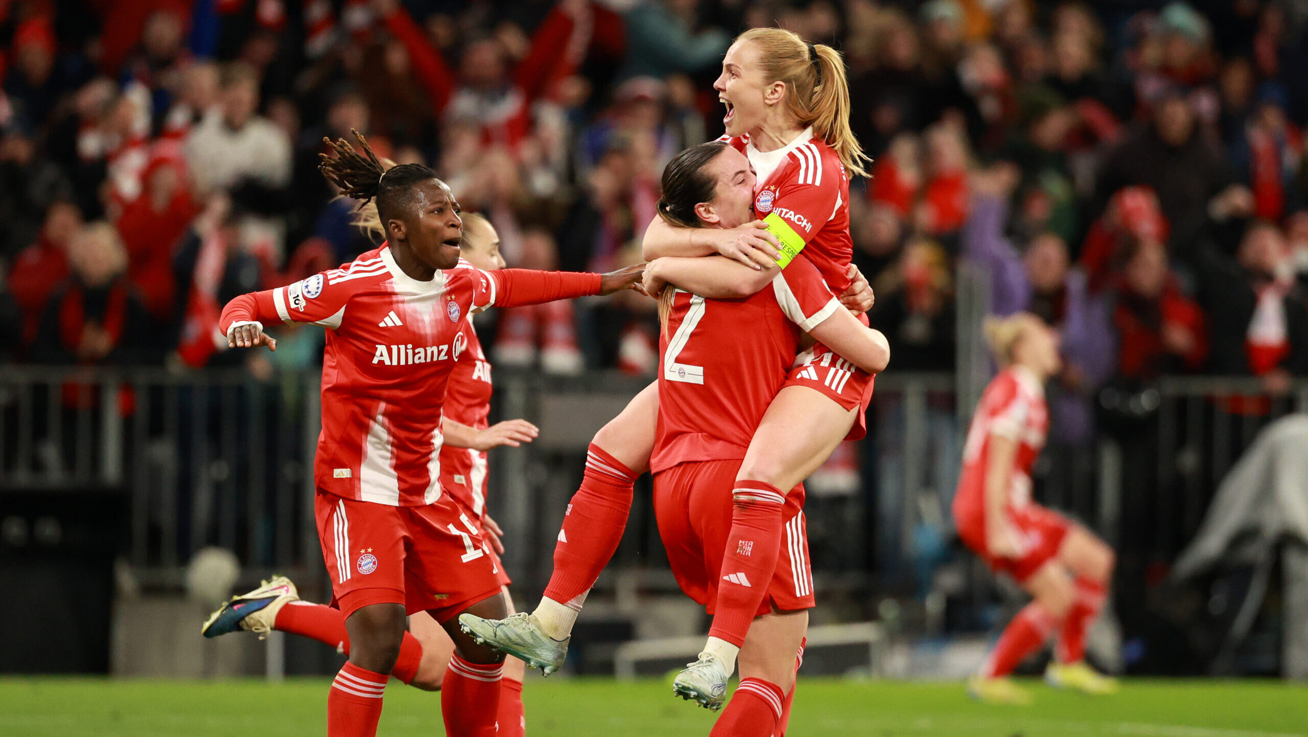 Die FC Bayern Frauen jubeln gegen Manchester United.
