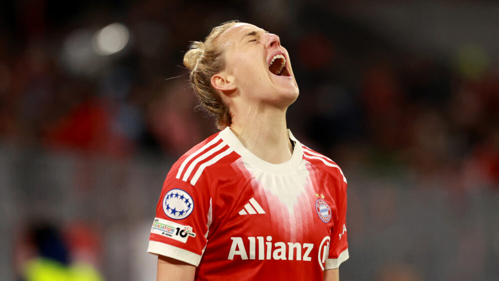 Carolin Simon (FC Bayern) schaut nach oben und schreit.