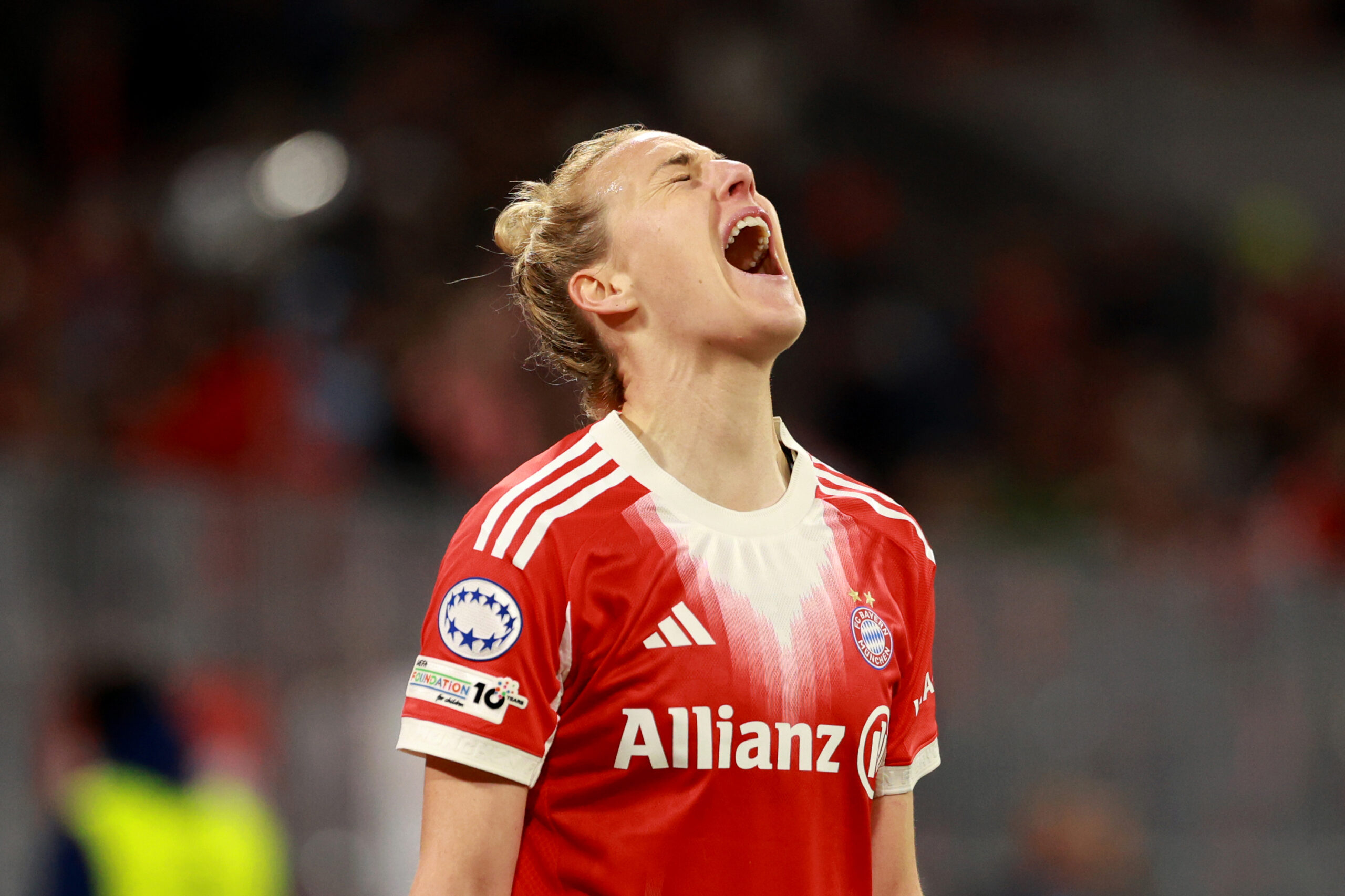 Carolin Simon (FC Bayern) schaut nach oben und schreit.