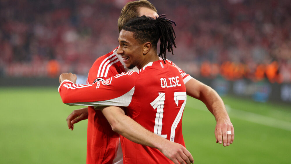 Michael Olise und Harry Kane (FC Bayern) umarmen sich.
