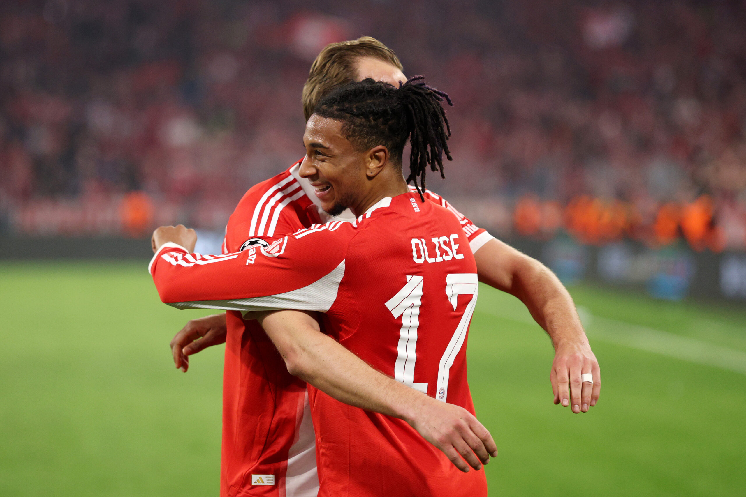 Michael Olise und Harry Kane (FC Bayern) umarmen sich.