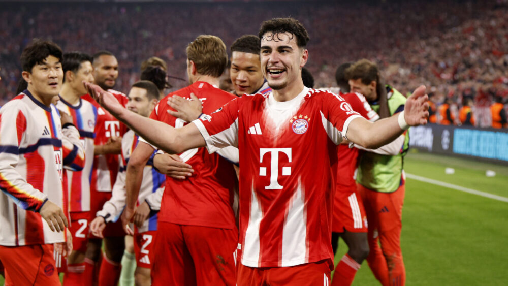 Aleksandar Pavlovic (FC Bayern) breitet die Arme aus und jubelt.