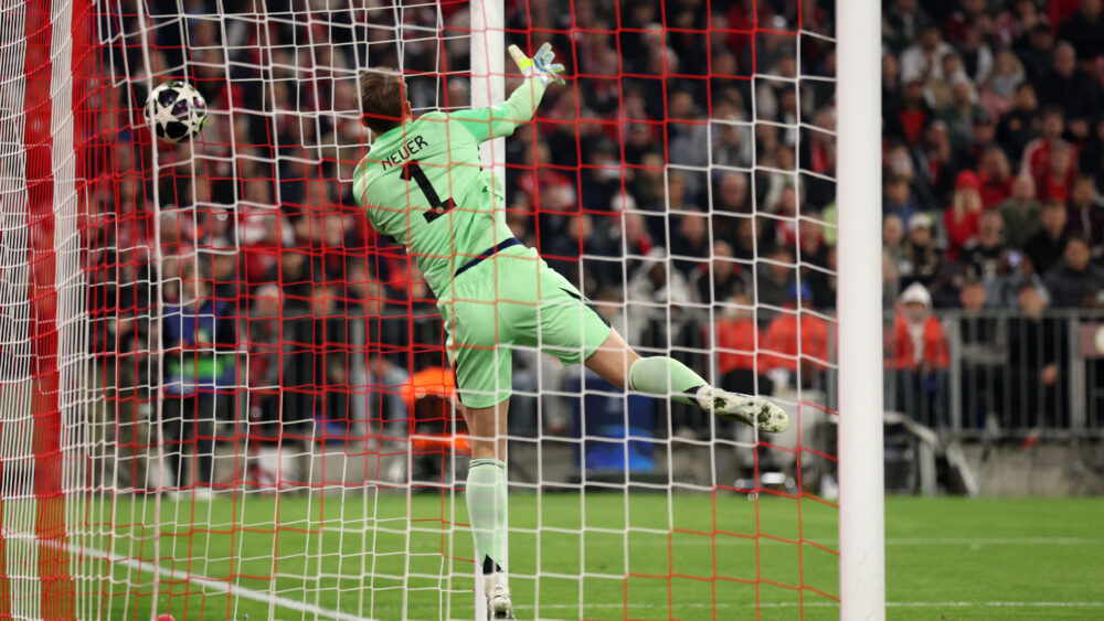 Manuel Neuer (FC Bayern) patzt gegen Real Madrid. Er springt Richtung Ball und tätschelt ihn ins eigene Tor.