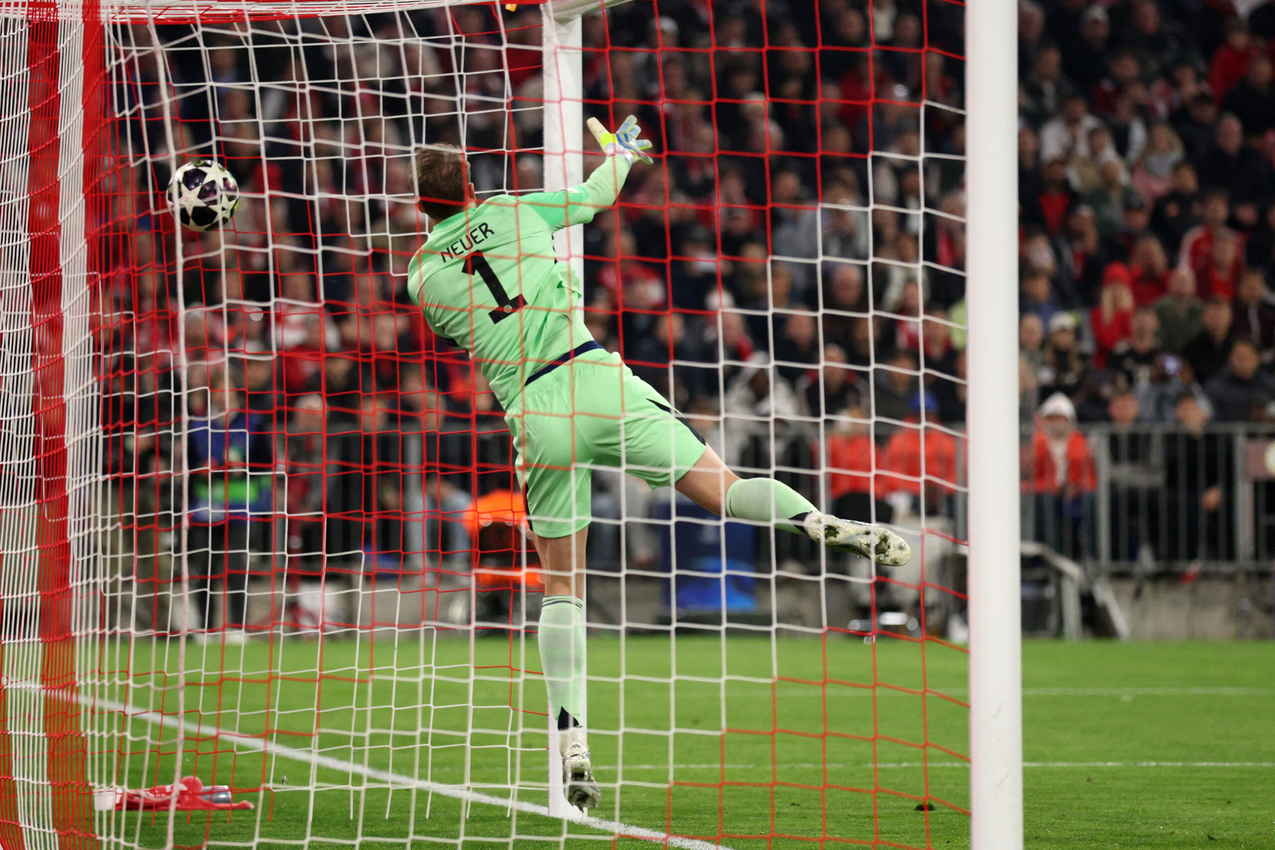 Manuel Neuer (FC Bayern) patzt gegen Real Madrid. Er springt Richtung Ball und tätschelt ihn ins eigene Tor.
