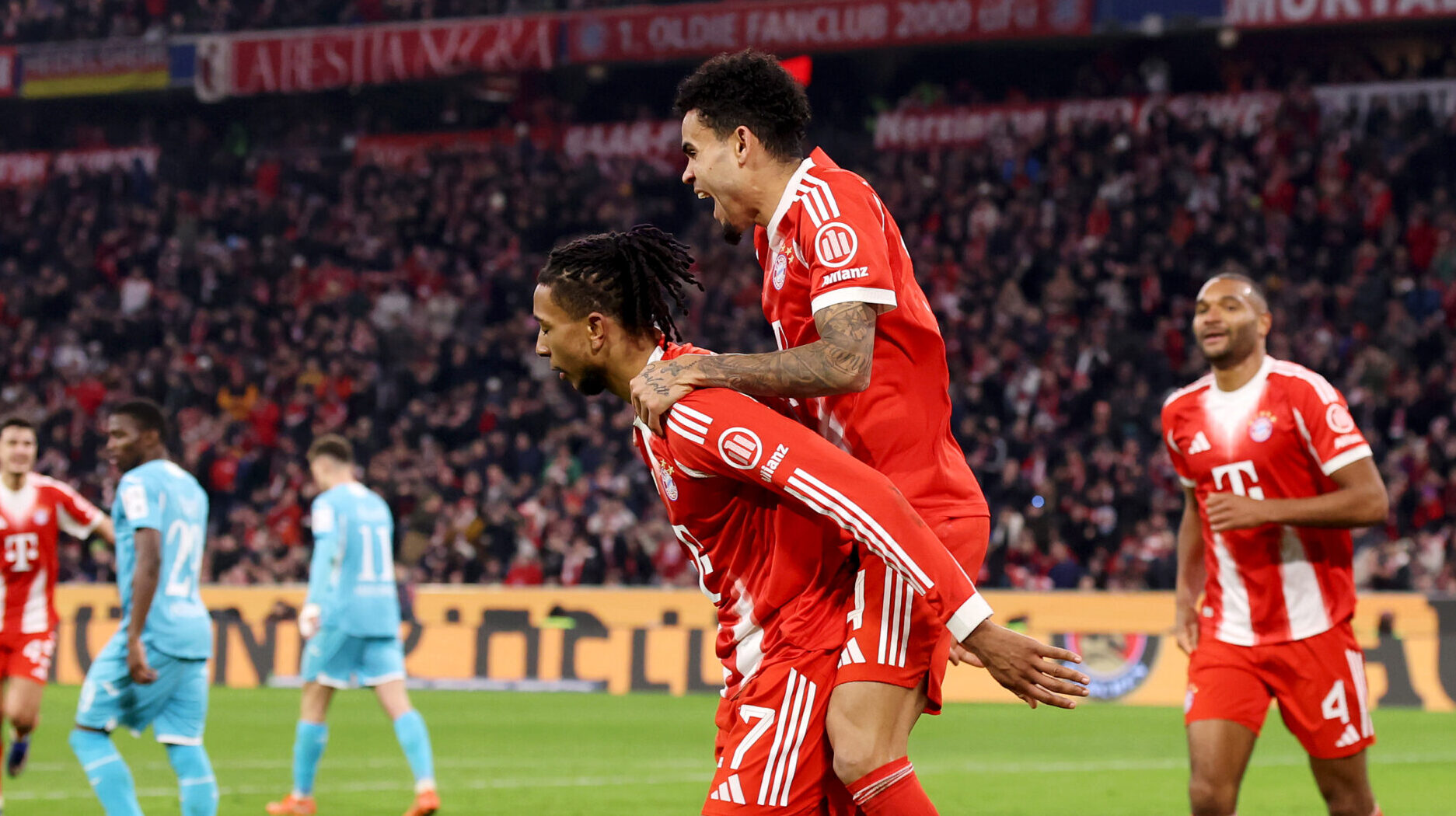 Michael Olise und Luis Díaz jubeln über ein Tor für den FC Bayern